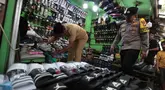 Petugas gabungan dari Satpol PP, kepolisian, dan Kelurahan Kota Bambu Selatan melakukan razia peredaran obat tramadol di kawasan KS Tubun, Tanah Abang, Jakarta Pusat, Selasa (13/10/2026). Razia ini dilakukan untuk mengawasi peredaran obat yang berpotensi disalahgunakan. (KLY/Budy Santoso)