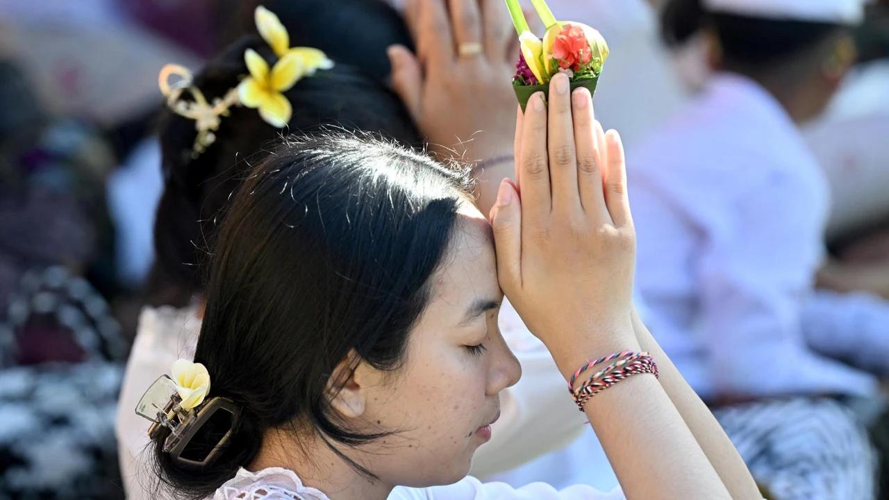 FOTO: Umat Hindu Rayakan Hari Raya Galungan dengan Persembahyangan di Pura