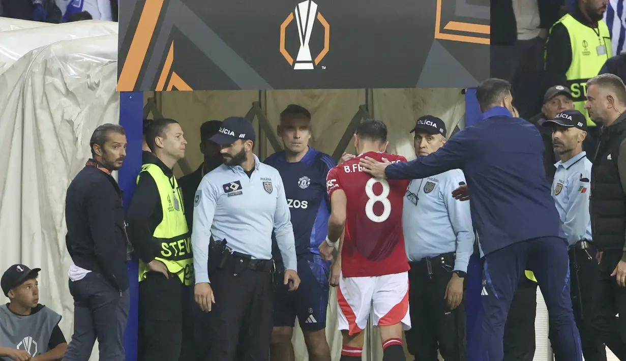 Manchester United bertandang ke markas Porto pada matchday 2 Liga Europa 2024/2025, Jumat (4/10/2024) dini hari WIB. Bertanding di Estadio do Dragao, Setan Merah selamat dari kekalahan dan bermain imbang 3-3. (AP Photo/Luis Vieira)
