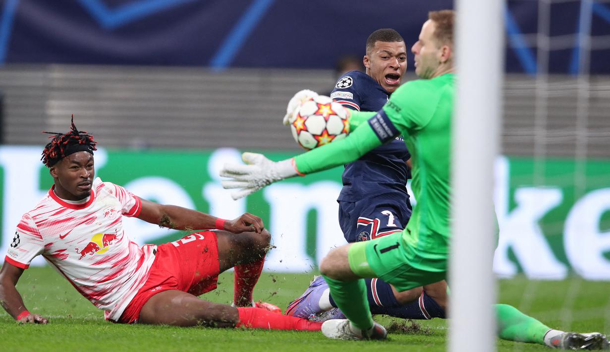 Di babak kedua pertandingan masih berlangsung ketat. PSG hampir memperbesar keunggulan melaui Neymar pada menit ke-64. Tembakannya dari jarak dekat masih dapat diredam kiper RB Leipzig, Peter Gulacsi. (AFP/Ronny Hartmann)