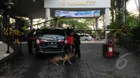 Sejumlah petugas keamanan melakukan pengecekan kendaraan yang masuk ke lokasi Kongres Luar Biasa PSSI 2015 di Hotel JW Marriot, Surabaya, Jumat (17/4/2015). Kongres akan memilih Ketua Umum PSSI periode 2015-2019. (Liputan6.com/Helmi Fithriansyah)