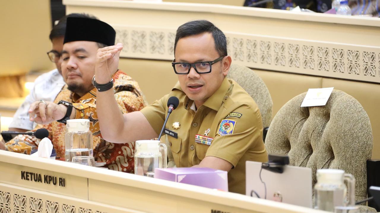 Wamendagri: Kepala Daerah Tertibkan Ormas Pakai Seragam Menyerupai TNI-Polri