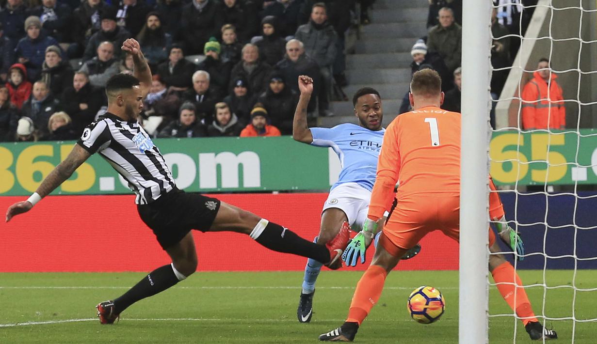 Pemain Manchester City, Raheem Sterling (tengah) mencetak gol ke gawang Newcastle United pada lanjutan Premier League di St James' Park, Newcastle-upon-Tyne, (27/12/2017). Manchester City menang 1-0. (AFP/Lindsey Parnaby)