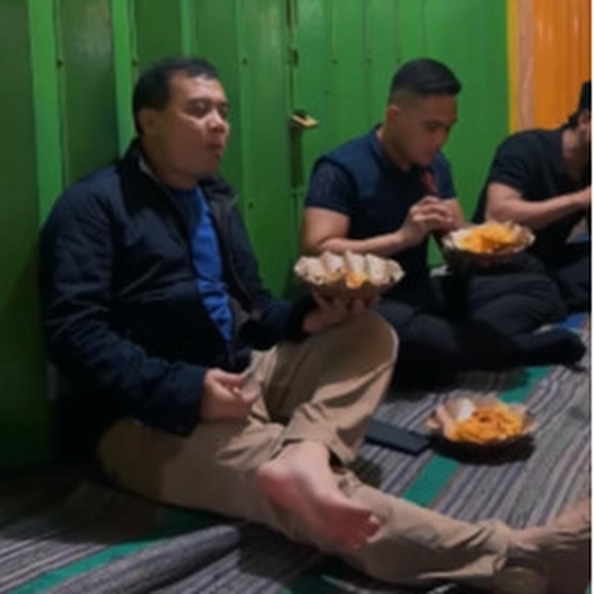 Pensiunan Jenderal Bintang Tiga Polri Awali Tahun Baru Makan di Pinggir Jalan