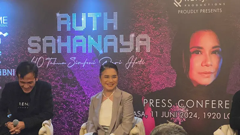 Ruth Sahanaya saat jumpa pers konser 40 tahun perjalanan karirnya di 1920 Lounge, Kemang, Jakarta.