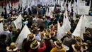 Ribuan petani Meksiko membawa bendera saat melakukan demontrasi terkait North American Free Trade Agreement (NAFTA) di Mexico City (26/7). Mereka menggelar demo mengenai masuknya biji-bijian impor dari AS. (AP Photo / Rebecca Blackwell)