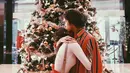 "so happy to be back. merry christmas (Rasanya senang sekali bisa kembali, Selamat Natal)," tulis Alyssa sebagai keterangan foto sambil memeluk Al di sebelah pohon natal. (Instagram/alyssadaguise)