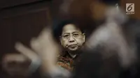 Terdakwa dugaan korupsi proyek e-KTP, Setya Novanto menyimak keterangan saksi pada sidang lanjutan di Pengadilan Tipikor, Jakarta, Kamis (8/3). Sidang mendengar keterangan saksi-saksi. (Liputan6.com/Helmi Fithriansyah)