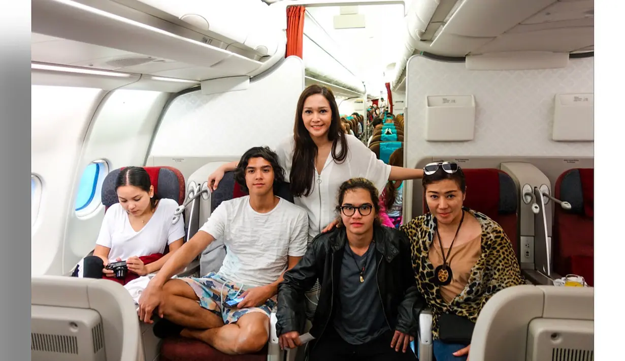 Menurut anak ketiga Ahmad Dhani dan Maia Estianty ini, malam pergantian tahun ini sangat sempurna. Bisa bekerja, berkumpul bersama teman dan kedua orang tuanya. (Instagram/maiaestiantyreal)