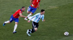 Pemain Cile, Marcelo Diaz, menarik kaos Lionel Messi. (REUTERS/Ueslei Marcelino)