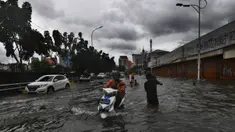 Pengendara motor berusaha menerobos genangan air di ruas Jalan Satrio, Grogol, Jakarta Barat, Rabu (29/1/2025). (merdeka.com/Arie Basuki)
