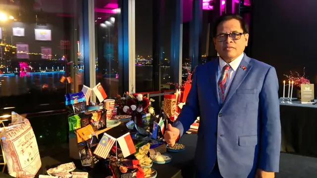 Duta Besar Republik Indonesia untuk China, Djauhari Oratmangun, di antara merek-merek dalam negeri yang  ikut serta hari belanja online Singles Day (Liputan6.com/KBRI Beijing)