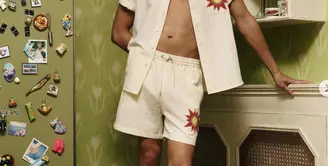 Pleasing oleh Harry Styles memanfaatkan gagasan relaksasi seluruh tubuh yang identik dengan musim panas. [Foto: Instagram/ Pleasing]