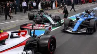 Pembalap Mercedes asal Italia, Kimi Antonelli (C), mencoba bergabung ke jalur keluar pit sementara pembalap Haas F1 Team asal Inggris, Oliver Bearman (L), dan pembalap Williams asal Thailand, Alexander Albon (R), melaju selama sesi kualifikasi Formula One Grand Prix Australia di Sirkuit Albert Park di Melbourne pada 7 Maret 2026. (WILLIAM WEST/POOL/AFP)