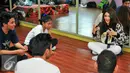 Indah Dewi Pertiwi menjelaskan pertanyaan dari 3 grup Dance peserta Torabika Cappuccino Cool Expression, Jakarta, Senin (2/6/2016). Toracino Cool Expresion gelar coaching dance untuk 3 finalis. (Liputan6.com/Yoppy Renato)