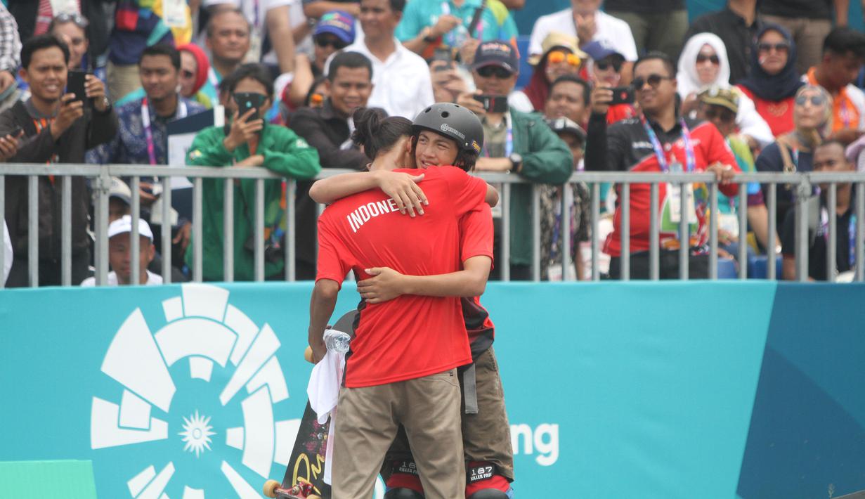 Dua skateboarder Indonesia Jason Dennis Lijnzaat dan Pevi Permana Putra (depan) berpelukan saat final taman putra Asian Games 2018 di arena roller sport Jakabaring, Palembang, Sumatera Selatan, Rabu (29/8). (ANTARA FOTO/INASGOC/Rahmad Suryadi)