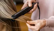 How to curl your hair with a flat iron at home. (Photo: Freepik)