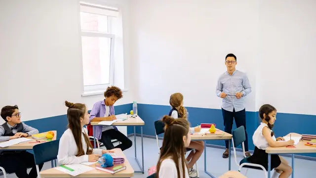 Diskusi bersama guru di kelas (Pexels)