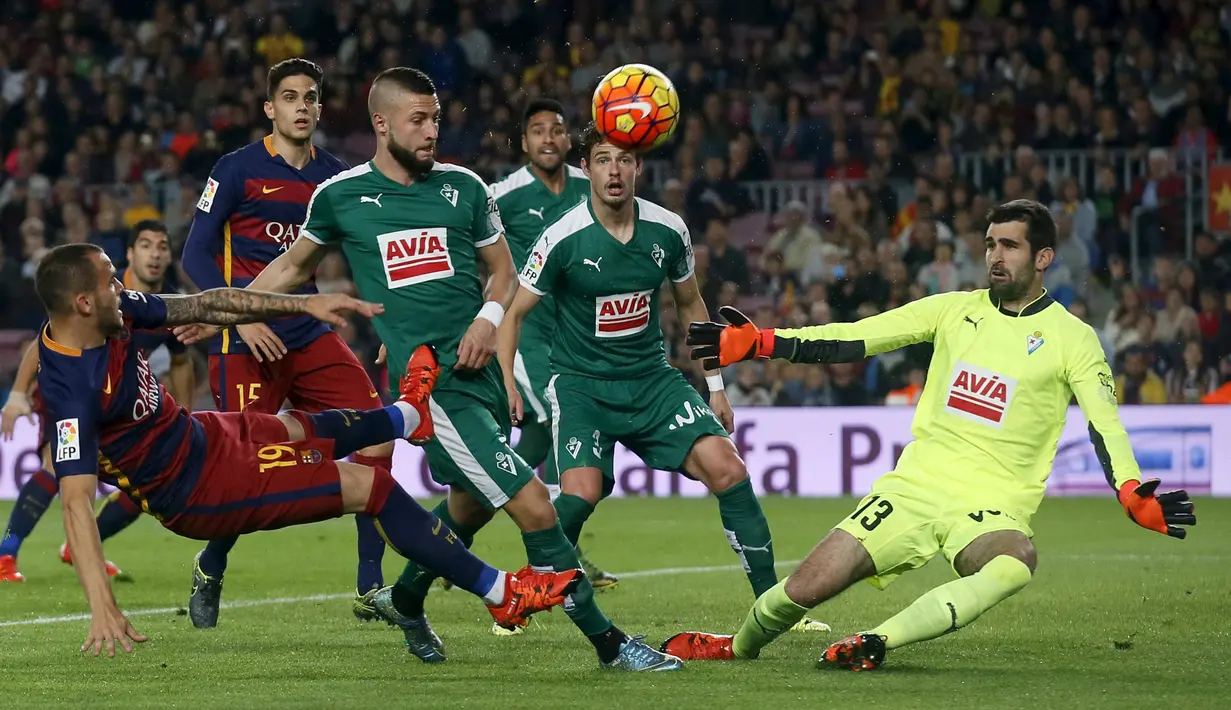 Pemain Barcelona, Sandro Ramirez, mencoba mencetak gol ke gawang Eibar dalam laga La Liga Spanyol di Stadion Camp Nou, Barcelona, Senin (26/10/2015) dini hari WIB. (Reuters/Albert Gea)
