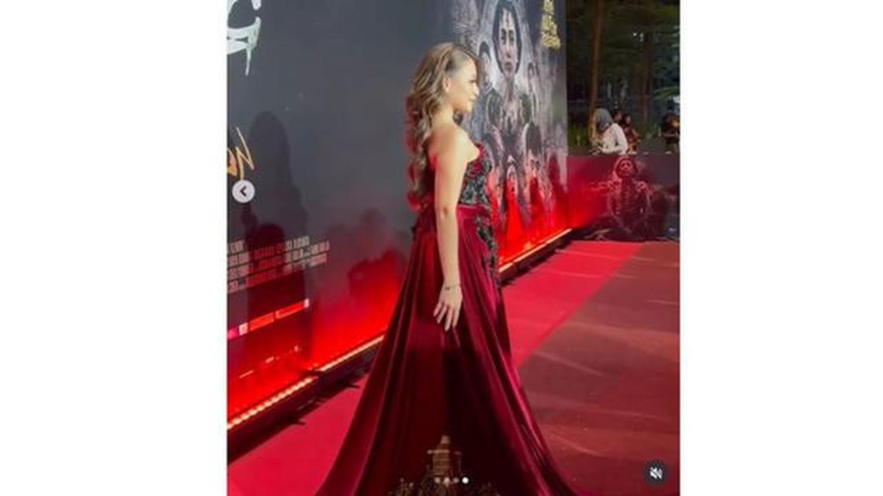 5 Potret Penampilan Nathalie Holscher di Premiere Danyang Wingit, Jadi Film Debut