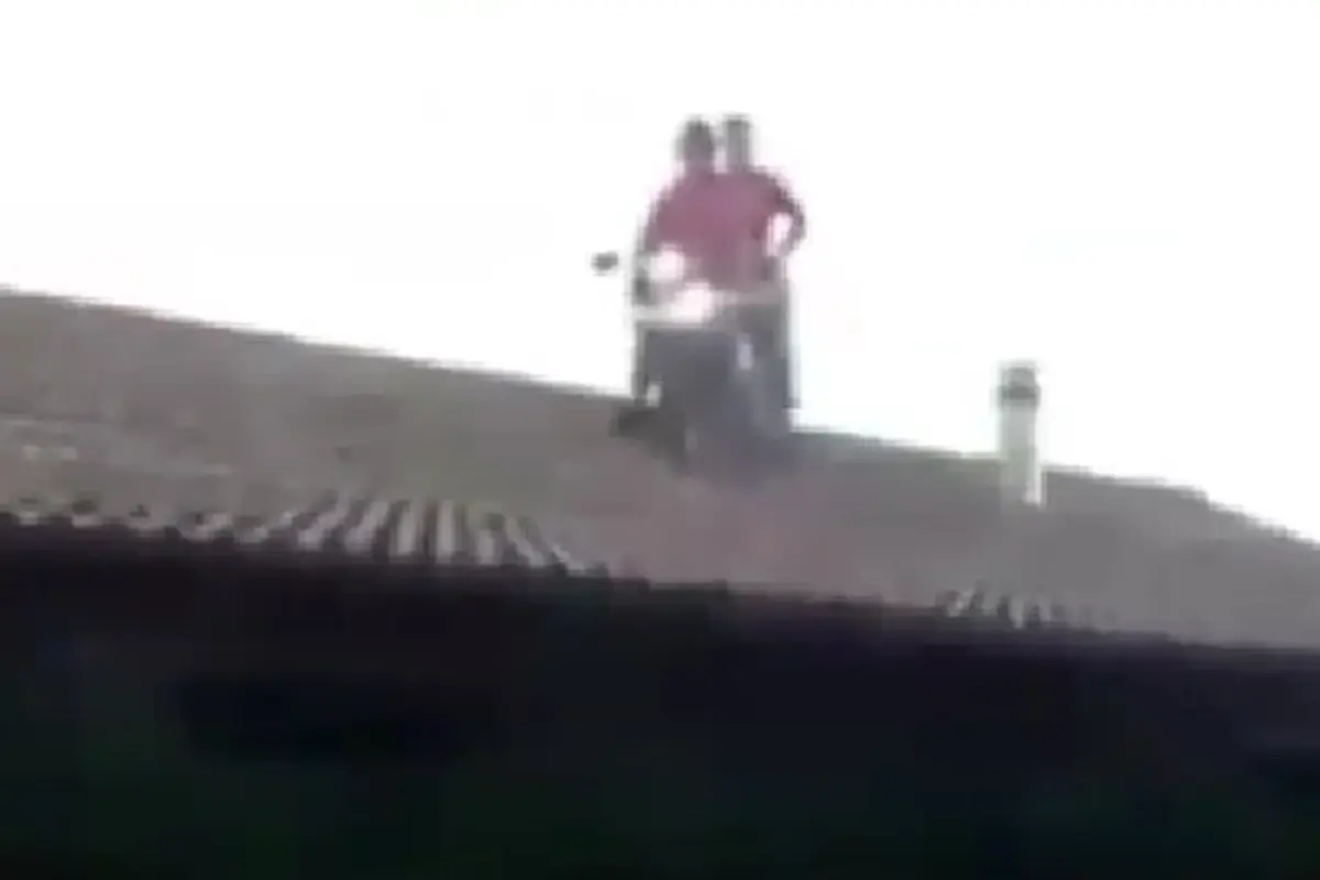 Seorang pengendara motor nekat berkendara di atap rumah