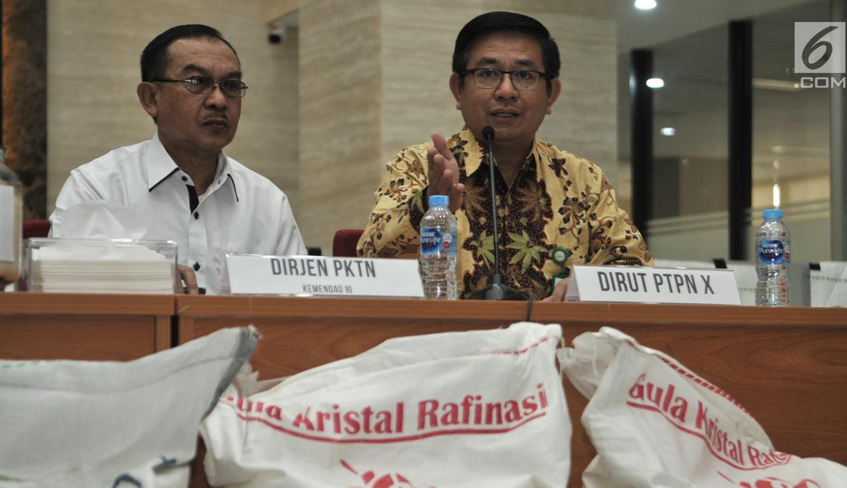 Dirut PTPN X Dwi Satriyo (kanan) dan Dirjen PTKN Kemendagri Veri Anggrijono (kiri) memberikan keterangan saat rilis kasus penyalahgunaan distribusi gula kristal rafinasi ke konsumen akhir sebagai gula kristal putih di Jakarta, Senin (5/8/2019). (merdeka.com/Iqbal S. Nugroho)