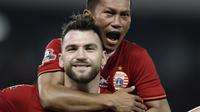 Striker Persija Jakarta, Marko Simic, melakukan selebrasi usai mencetak gol ke gawang Madura United pada laga Shopee Liga 1 di SUGBK, Jakarta, Jumat (13/12). Persija menang 4-0 atas Madura. (Bola.com/Yoppy Renato)
