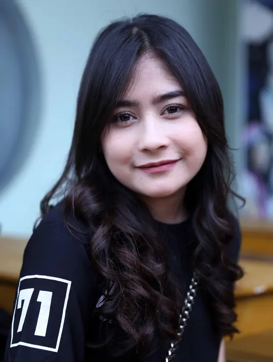 "Hari ini latihan untuk SCTV, aku nyanyi sama Tante Paramitha Rusadi, nyanyi bareng sama senior uh kebanggaan bangat," ucap Prilly usai latihan vokal. (Nurwahyunan/Bintang.com)