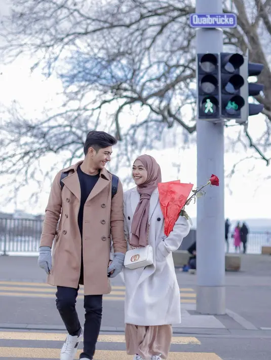 Baby it's cold outside, serasi pakai trench coat palet neutral (Foto: Instagram @riaricis1795)