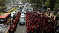 Ribuan buruh berjalan menuju bundaran Istana Merdeka, Jakarta, Jumat (30/10/2015). Aksi tersebut menimbulkan kemacetan lalu lintas kendaraan di sekitar kawasan Istana Negara. (Liputan6.com/Gempur M Surya)