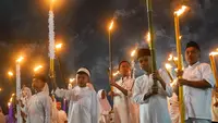 Sejumlah siswa di Bone Bolango mengarak ratusan obor dalam memperingati tahun baru islam. Foto:ist (Arfandi Ibrahim/Liputan6.com)