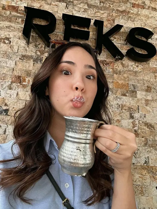 Tak hanya tempat wisata, Pamela Bowie juga wisata kuliner di sana. Wajahnya pun terlihat masih berantakan usai minum