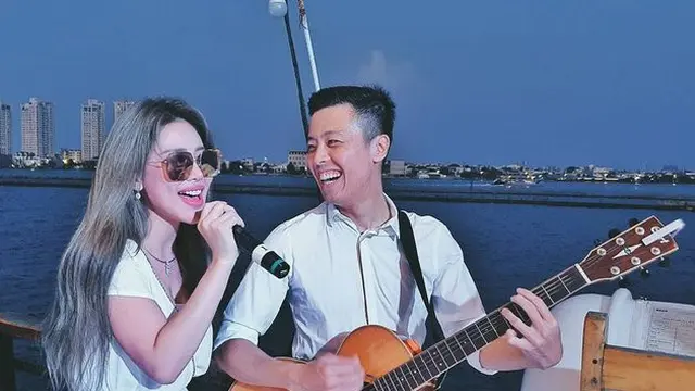 Sedang Dekat, Ini 6 Potret Kapten Vincent dan Emily Young yang Didoakan Jadian