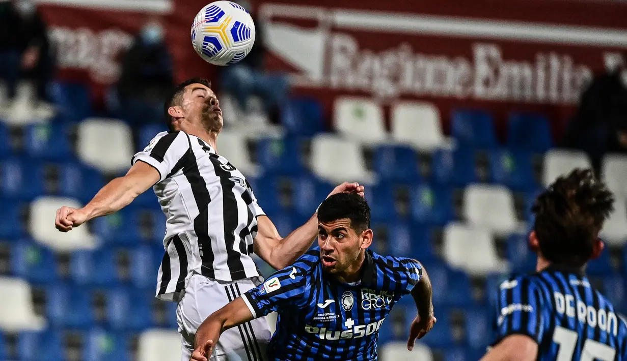 Penyerang Juventus, Cristiano Ronaldo (Atas) dan bek Atalanta, Cristian Romero melakukan sundulan pada final Coppa Italia 2021 di Stadion Mapei - Citta del Tricolore, Kamis (20/5/2021) dinihari WIB. Juventus menjadi juara Coppa Italia 2020-2021 setelah mengalahkan Atalanta 2-1. (MIGUEL MEDINA/AFP)