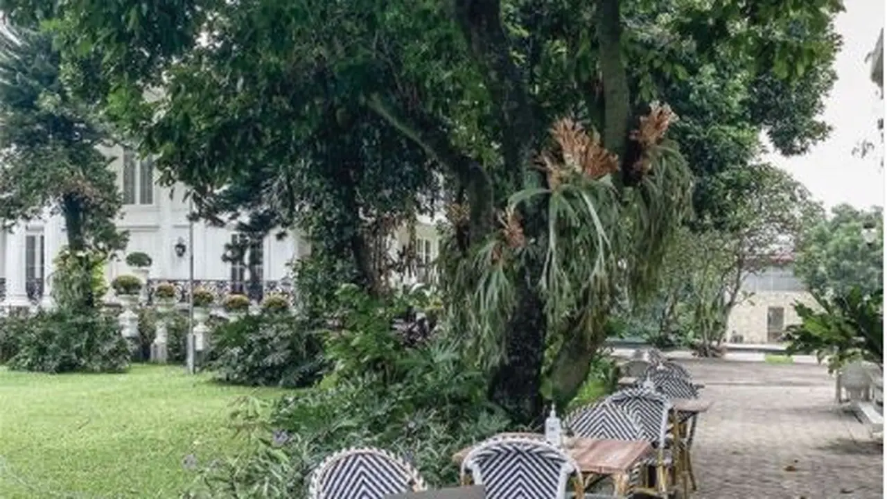 Makan dan Ngopi Cantik Sambil Piknik di Taman Kafe ala Eropa di Sudut Depok