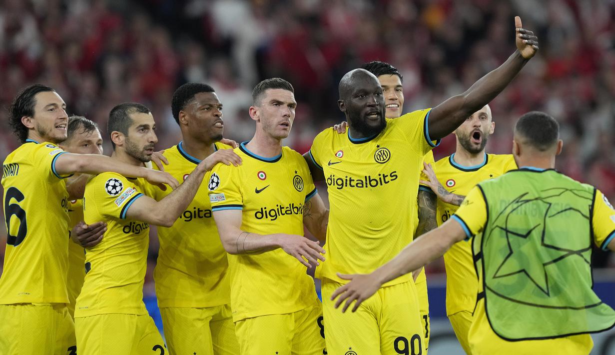 Tren positif Inter Milan di Liga Champions 2022/2023 terus berlanjut. Selangkah lagi Nerazzurri akan mengulangi pencapaian 13 tahun lalu dengan lolos ke semifinal terakhir mereka yang akhirnya menjadi juara pada musim 2009/2010. Inter Milan praktis telah menjejakkan satu kakinya di babak semifinal setelah mampu menang 2-0 atas tuan rumah Benfica pada leg pertama babak perempatfinal yang digelar di markas Benfica, Rabu (12/4/2023) dini hari WIB. Dua gol tim tamu dicetak oleh Nicolo Barella pada menit ke-51 dan eksekusi penalti Romelu Lukaku (82'). (AP Photo/Armando Franca)