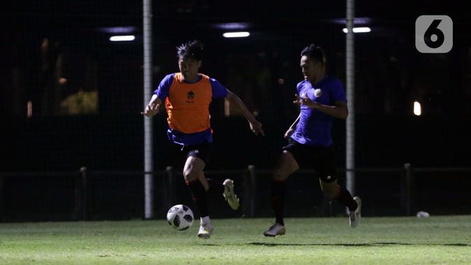 Pemain Timnas Indonesia U-22 beradu kecepatan dan menguasai bola saat latihan di Lapangan D, Kompleks Gelora Bung Karno, Senayan, Jakarta, Selasa (2/3/2021). Latihan ini persiapan untuk dua ajang uji coba melawan tim Liga 1 Indonesia dan SEA Games 2021 di Vietnam. (Liputan6.com/Helmi Fithriansyah)