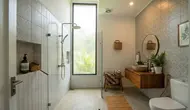 8 Model Kamar Mandi dengan Jendela Tinggi agar Tetap Mendapat Cahaya