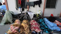 Berjejalan di bawah tenda darurat di tempat parkir mobil, tidur di koridor atau di tangga, melewatkan waktu seharian di tangga, menggantung cucian di atap – ribuan pengungsi Gaza memenuhi setiap ruang di Rumah Sakit Al Shifa. (Mahmud HAMS / AFP)