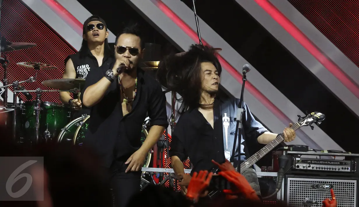 Penampilan band Jamrud di panggung The Biggest Concert Super Band di Studio Penta SCTV, Jakarta, Rabu (5/10). Band yang dikenal lewat lagu "Pelangi di Matamu" itu beradu panggung dengan Five Minutes, Gigi, dan Setia Band. (Liputan6.com/Herman Zakharia)