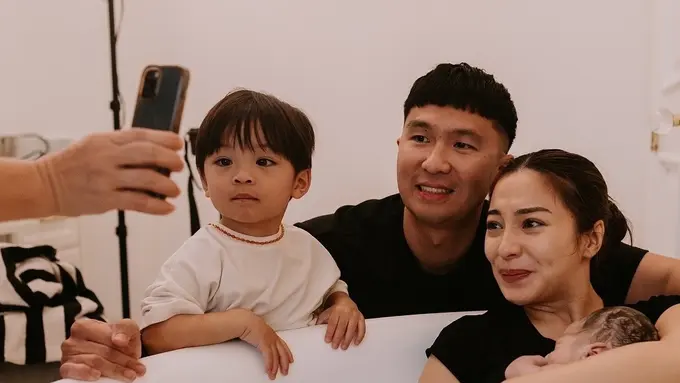 6 Potret Cantik Nikita Willy Saat Melahirkan Anak Kedua, Konsisten Tampil Glowing Sejak Hamil