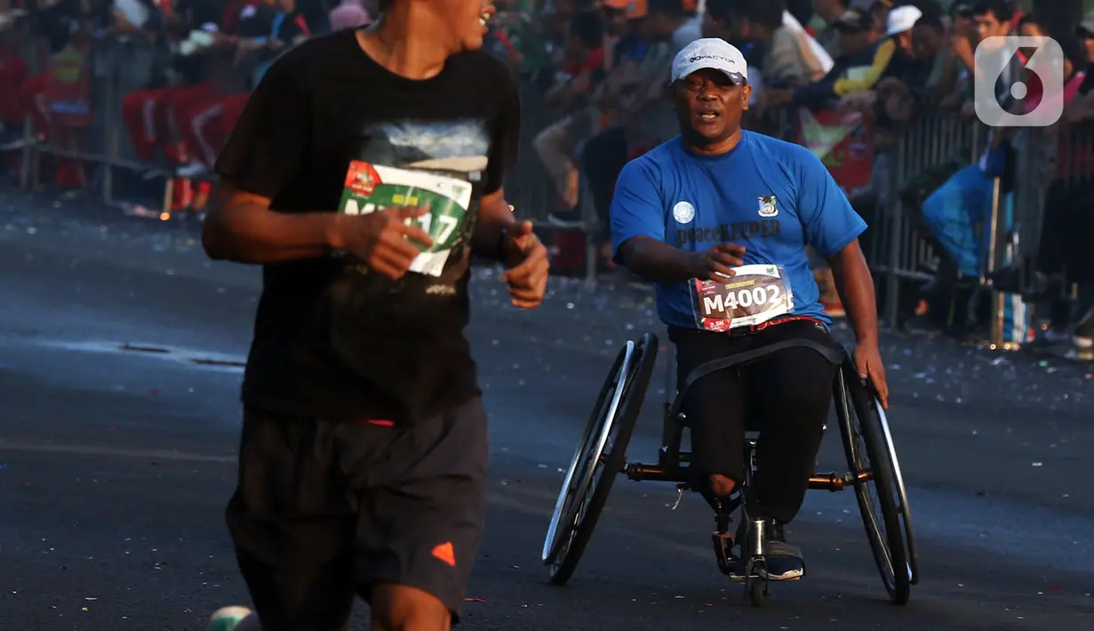 Peserta disabilitas memacu kursi roda balapnya pada kegiatan lomba lari bertajuk Lo Gue Run (LGR) 2020 di Kompleks Monas, Jakarta Pusat, Minggu (26/1/2020). Kodam Jayakarta menggelar lomba lari 'Loe Gue Run' yang merupakan puncak perayaan HUT ke-70 Kodam Jaya. (Liputan6.com/Johan Tallo)