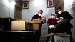 Komisioner KPU Arief Budiman mengemas barang-barang dan buku di ruang kerjanya di Gedung KPU, Jakarta, Minggu(10/4/2022). Arief Budiman yang pernah menjabat sebagai Ketua dan Komisioner KPU selama dua periode tersebut mengakhiri masa jabatannya pada 11 April mendatang. (Liputan6.com/Herman Zakharia)