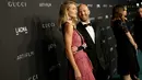 Model dan aktris Rosie Huntington -Whiteley berpose bersama sang kekasih, aktor Jason Statham saat menghadiri gala LACMA Art + Film di Los Angeles, California, Minggu (7/11). (Jason Merritt/Getty Images untuk LACMA / AFP)