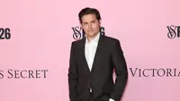 Dylan Sprouse Tuai Pro Kontra soal Ucapan Anak Hasil Inses, Kini Balik Meledek Pakai Meme