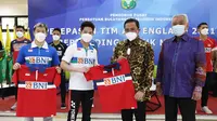 Ganda putra Indonesia, Marcus Fernaldi Gideon/Kevin Sanjaya Sukomuljo, bersama Ketua Umum PBSI, Agung Firman Sampurna, dalam pelepasan pebulutangkis yang akan beraksi di All England. Pelepasan ini digelar di Pelatnas PBSI Cipayung, Jakarta Timur. (Dok. PBSI)