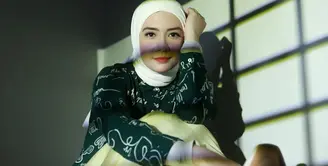 Bulat melepas hijab, Putri Anne makin kerap tunjukkan pesona misteriusnya di media sosial. Pilihan warna lipstik yang dikenakannya turut mendukung tampilan misterius dan fealess. Seperti apa potretnya? [@anneofficial1990]