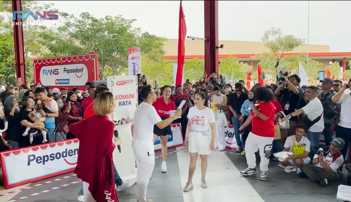 Sepatu mama Cipung dan Rafathar itu menarik perhatian. Banyak yang mencibir sepatu istri Sultan Andara ini. Banyak warganet menyebut sepatu mama Gigi buluk dan kotor. [Instagram/raffinagita1717]