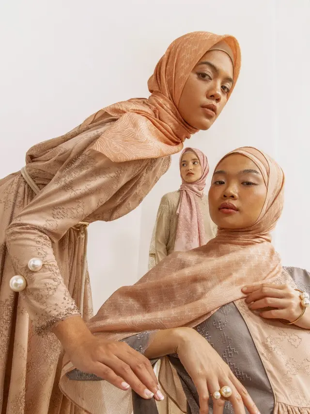 Brand Fashion Muslim KAMI. Luncurkan 12 Warna Spesial Monogram Scarf Sebagai Peringatan 12 Tahun Berkarya