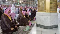 Putra Mahkota Arab Saudi Mohammed bin Salman melaksanakan salat saat meninjau Masjidil Haram di Mekah, Arab Saudi, Selasa (12/2). Pangeran Mohammed datang dengan pengawalan super ketat. (BANDAR AL-JALOUD/SAUDI ROYAL PALACE/AFP)